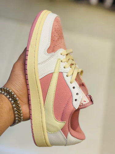 کفش کتونی زنانه نایکی مدل جردن وان تراویس اسکات رنگ سفید و صورتی