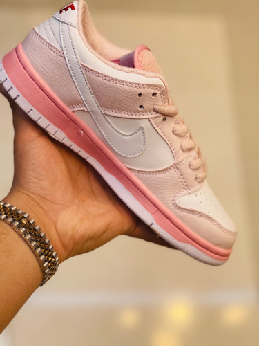 کفش کتونی زنانه نایکی مدل جردن وان تراویس رنگ گلبه ای سفید